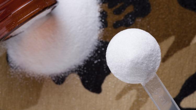 Em pó, a dica de como tomar creatina é diluindo-a em água ou outros líquidos, como sucos e vitaminas Em pó, a dica de como tomar creatina é diluindo-a em água ou outros líquidos, como sucos e vitaminas