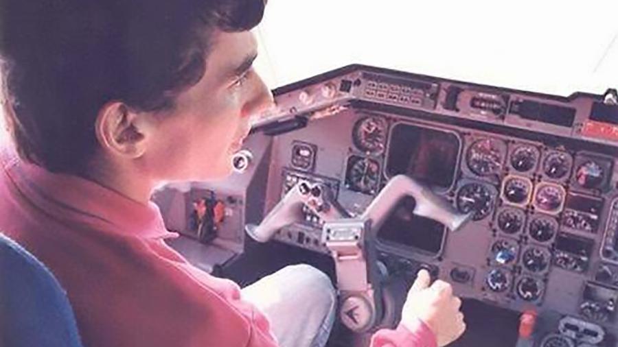 Ayrton Senna a bordo de um avião da Embraer: piloto era apaixonado pela aviação Ayrton Senna a bordo de um avião da Embraer: piloto era apaixonado pela aviação