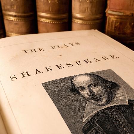 Shakespeare vive na palavra de Borges que vive na minha palavra que encontra o olhar de quem me lê Shakespeare vive na palavra de Borges que vive na minha palavra que encontra o olhar de quem me lê