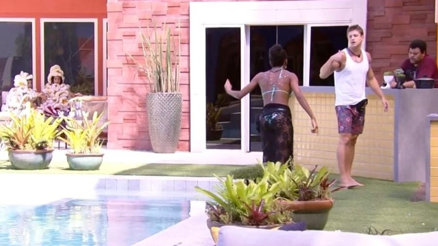 BBB 20: Thelma discute com Lucas pela falta de contribuição de estalecas - Reprodução/Globoplay