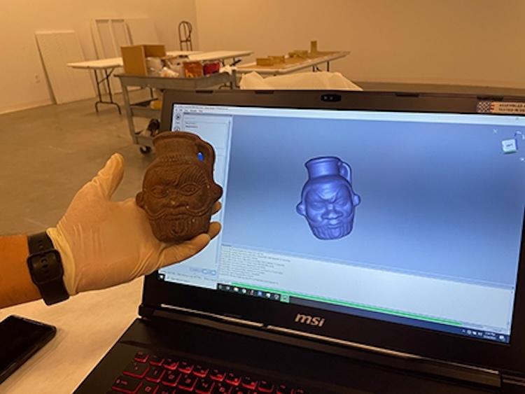 A caneca egípcia original, em que foram encontrados alucinógenos, e seu modelo 3D A caneca egípcia original, em que foram encontrados alucinógenos, e seu modelo 3D