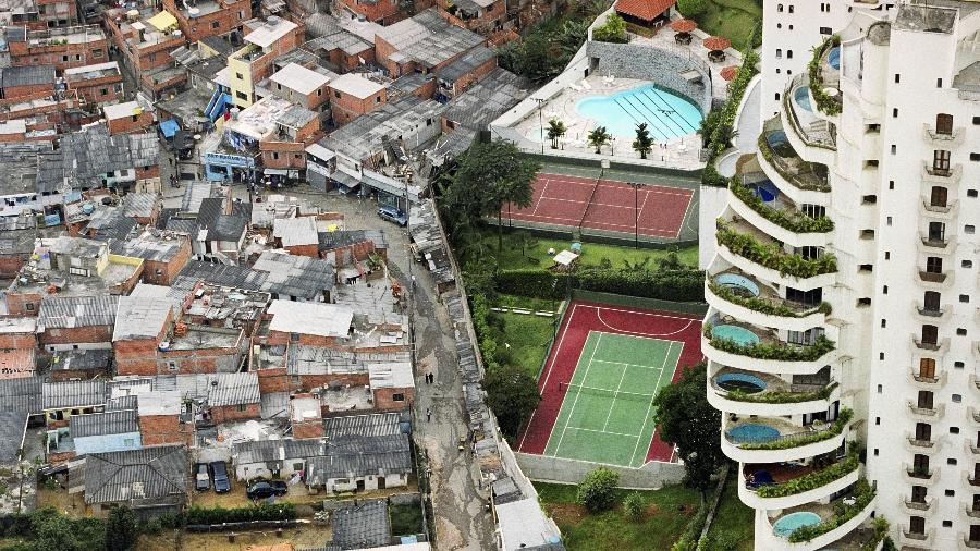 Foto icônica mostra a Paraisópolis ao lado do Morumbi Foto icônica mostra a Paraisópolis ao lado do Morumbi