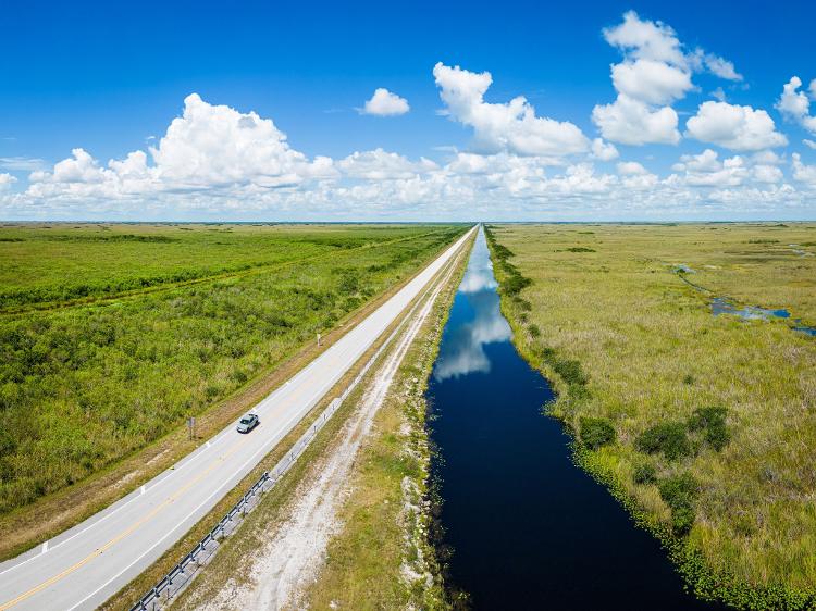 Vista aérea da Trilha Tamiami através do Parque Nacional de Everglades, na Flórida Vista aérea da Trilha Tamiami através do Parque Nacional de Everglades, na Flórida