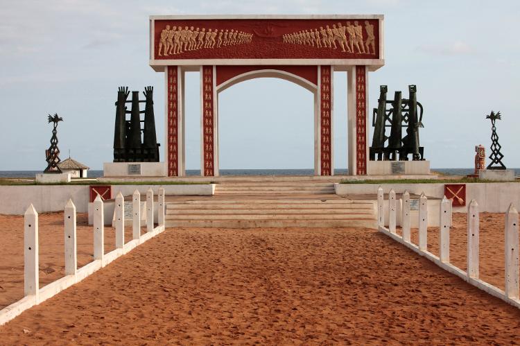 Porta do Não Retorno, em Ouidah, cidade do Benin -- agora transformada em um memorial, antes foi o último ponto de parada de escravizados que vinham para as Américas Porta do Não Retorno, em Ouidah, cidade do Benin -- agora transformada em um memorial, antes foi o último ponto de parada de escravizados que vinham para as Américas