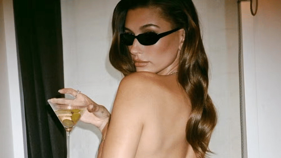 Hailey Bieber posa usando apenas hot pant e faz topless Hailey Bieber posa usando apenas hot pant e faz topless