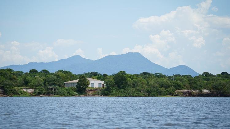 Em primeiro plano, a Ilha Rasa; ao fundo, a Serra do Mar paranaense Em primeiro plano, a Ilha Rasa; ao fundo, a Serra do Mar paranaense