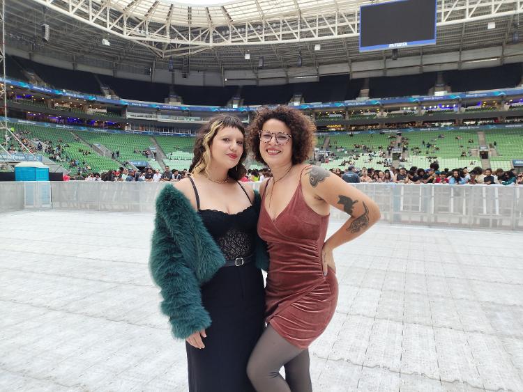 Ester Ganev e Thais Aguiar esperam para ver Lenny Kravitz, em São Paulo Ester Ganev e Thais Aguiar esperam para ver Lenny Kravitz, em São Paulo