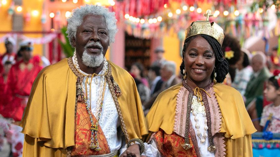Popó (Mestre Ivamar) e Celeste (Cyda Moreno) celebram amor maduro durante festa colorida e tradicional em MG Popó (Mestre Ivamar) e Celeste (Cyda Moreno) celebram amor maduro durante festa colorida e tradicional em MG