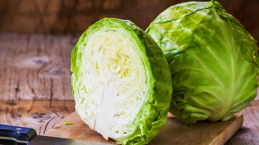 Repolho branco tem quase a mesma quantidade de calorias do roxo, por isso ambos são considerados alimentos pouco calóricos - iStock