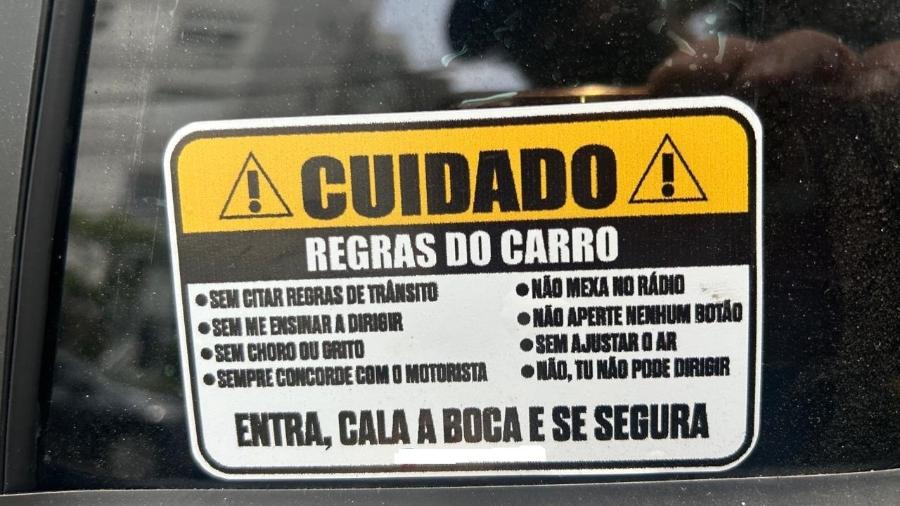 Adesivo de "regras do carro" divide opiniões e é usado por motoristas particulares e de aplicativo Adesivo de "regras do carro" divide opiniões e é usado por motoristas particulares e de aplicativo