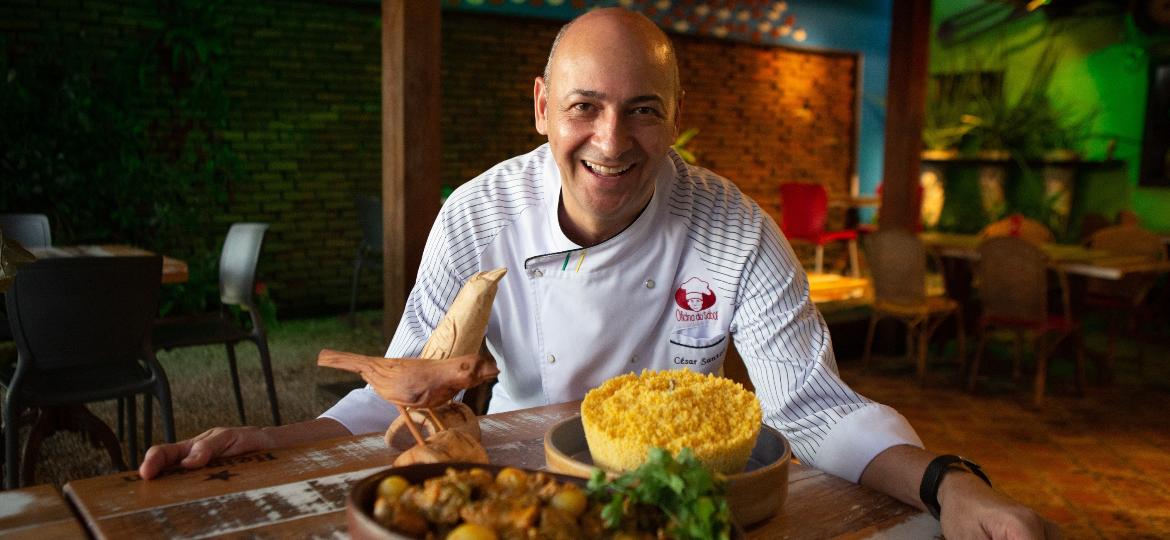 A receita da galinha guisada de Dona Edelvina, de 95 anos, agora faz sucesso nas panelas do filho, o chef César Santos - Clara Gouvêa/UOL