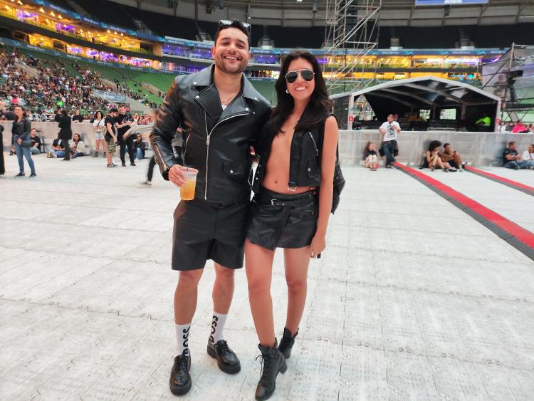 Thyago Rocha e Camila Pinheiro apostaram no couro para o show do Lenny Kravitz em São Paulo Thyago Rocha e Camila Pinheiro apostaram no couro para o show do Lenny Kravitz em São Paulo