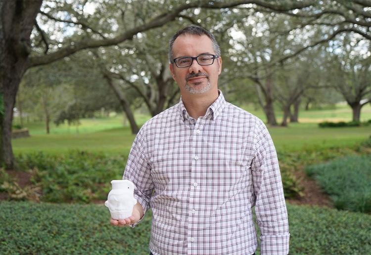 O professor Davide Tanasi, da Universidade do Sul da Flórida, com uma réplica da caneca egípcia em que encontrou alucinógenos O professor Davide Tanasi, da Universidade do Sul da Flórida, com uma réplica da caneca egípcia em que encontrou alucinógenos