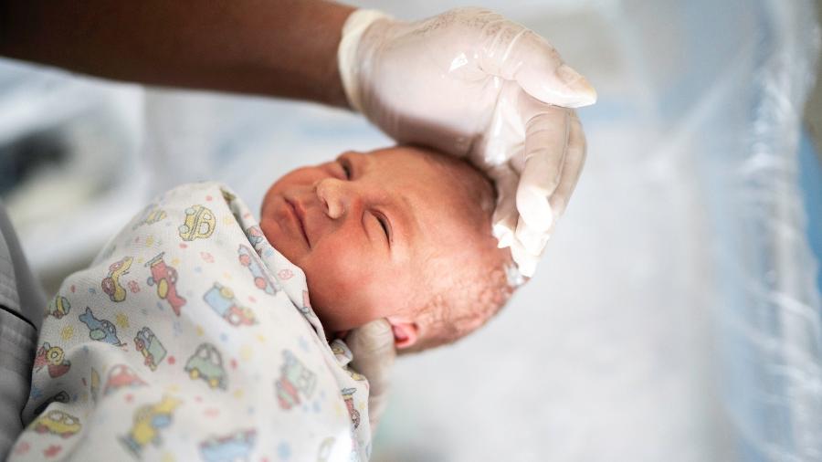 Médica orientou as ajudantes a usar luvas e máscaras, e acompanhar mãe e bebê até que fossem finalmente transferidos para um hospital - iStock