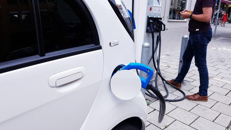 Atrás apenas da dificuldade de carregamento, o valor de aquisição é o segundo fator que mais preocupa o brasileiro na hora de comprar um carro elétrico Atrás apenas da dificuldade de carregamento, o valor de aquisição é o segundo fator que mais preocupa o brasileiro na hora de comprar um carro elétrico