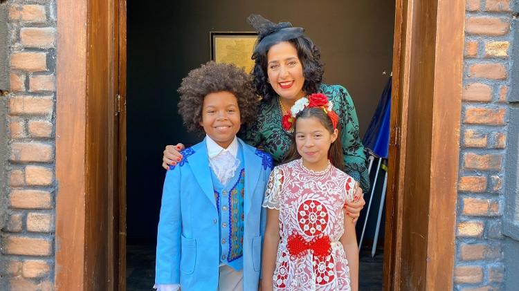 Os atores Levi Asaf, Carol Badra e Valentina Melleu nos bastidores das gravações da congada em "Amor Perfeito" Os atores Levi Asaf, Carol Badra e Valentina Melleu nos bastidores das gravações da congada em "Amor Perfeito"