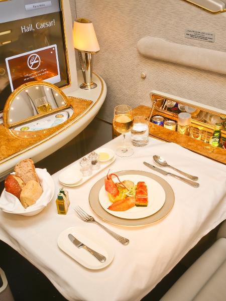 Mesa para refeição na primeira classe da Emirates no A380 Mesa para refeição na primeira classe da Emirates no A380