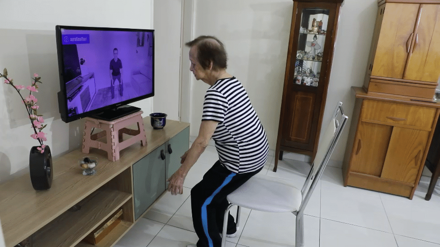 Yoshiko Kohatsu, de 97 anos, começou os exercícios online do professor Aurélio Alfieri devido às dores lombares, nas pernas, nervos e mãos Yoshiko Kohatsu, de 97 anos, começou os exercícios online do professor Aurélio Alfieri devido às dores lombares, nas pernas, nervos e mãos
