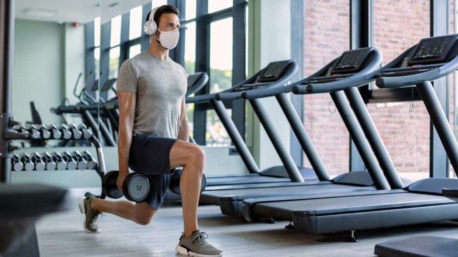 Afundo e outros exercícios com peso livre ou que exigem equilíbrio não são recomendados para quem ficou com confusão mental após a covid-19 - iStock