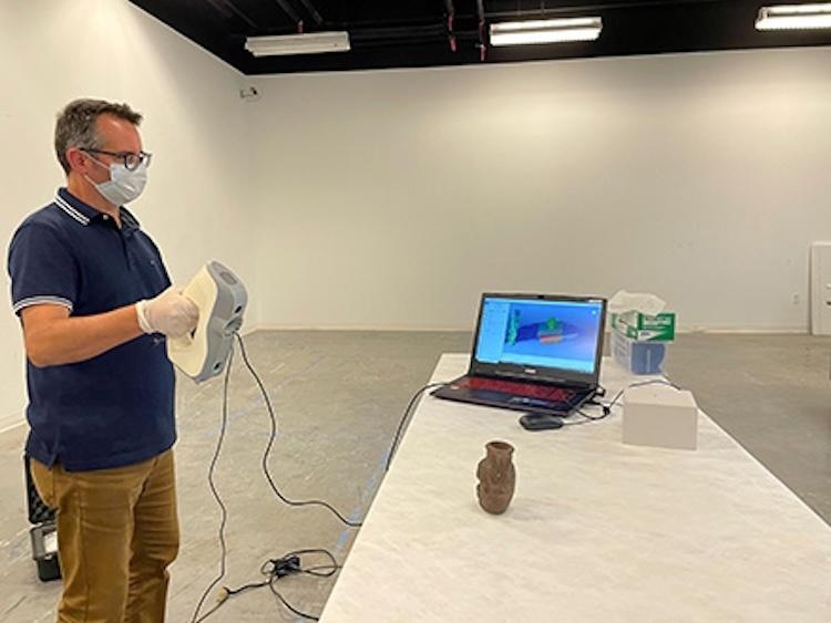 O professor Davide Tanasi criou um modelo 3D da caneca egípcia, que pode ser estudado na plataforma da universidade O professor Davide Tanasi criou um modelo 3D da caneca egípcia, que pode ser estudado na plataforma da universidade