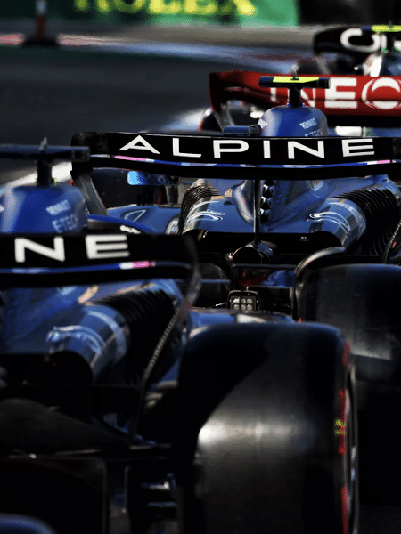 Carros da Alpine, que usam motor Renault. esperam abertura dos boxes Carros da Alpine, que usam motor Renault. esperam abertura dos boxes