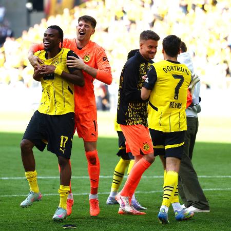 Jogadores do Borussia Dortmund comemoram vitória sobre o Holstein Kiel Jogadores do Borussia Dortmund comemoram vitória sobre o Holstein Kiel