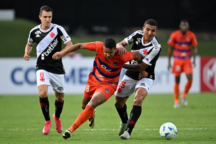 Matheus Carvalho tenta desarmar Meza durante Puerto Cabello x Vasco, duelo da Sul-Americana. Matheus Carvalho tenta desarmar Meza durante Puerto Cabello x Vasco, duelo da Sul-Americana.