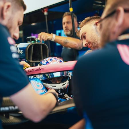 Franco Colapinto testa seu assento antes da estreia pela Alpine em Imola