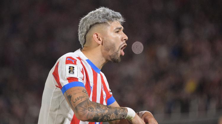 Enciso, do Paraguai, celebra gol marcado sobre o Uruguai em jogo das Eliminatórias Enciso, do Paraguai, celebra gol marcado sobre o Uruguai em jogo das Eliminatórias