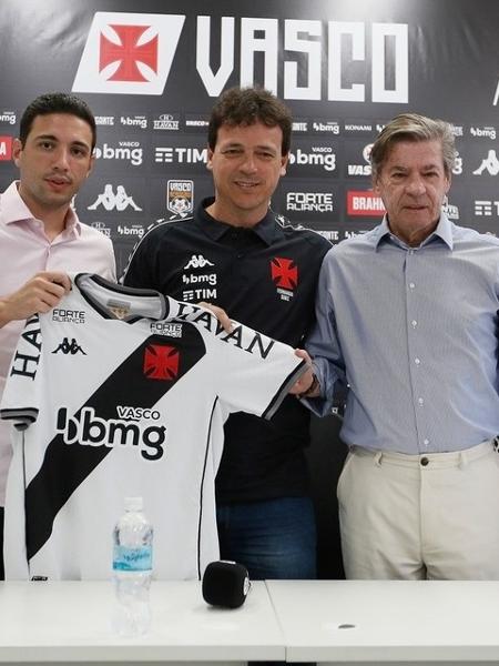 Fernando Diniz com o presidente Jorge Salgado e o diretor Alexandre Pássaro em sua apresentação no Vasco em 2021 Fernando Diniz com o presidente Jorge Salgado e o diretor Alexandre Pássaro em sua apresentação no Vasco em 2021