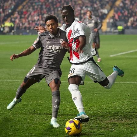 Rodrygo, do Real Madrid, e Abdul Mumin, do Rayo Vallecano, disputam a bola em jogo do Campeonato Espanhol Rodrygo, do Real Madrid, e Abdul Mumin, do Rayo Vallecano, disputam a bola em jogo do Campeonato Espanhol