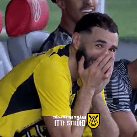 Benzema cai na gargalhada com lance de colega do Al-Ittihad Benzema cai na gargalhada com lance de colega do Al-Ittihad