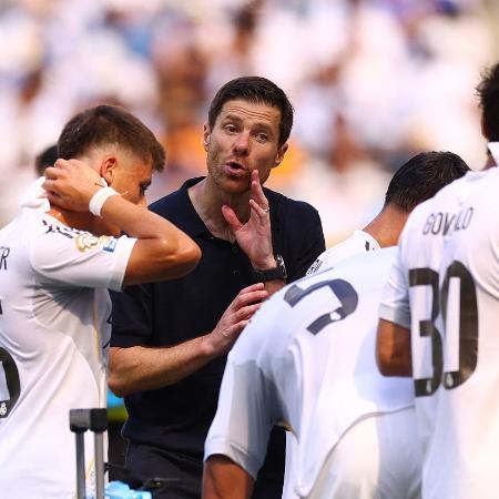 Xabi Alonso, técnico do Real Madrid, orienta os jogadores durante o empate com o Al-Hilal, pelo Mundial Xabi Alonso, técnico do Real Madrid, orienta os jogadores durante o empate com o Al-Hilal, pelo Mundial