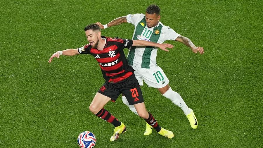 Jorginho, em sua estreia pelo Flamengo, é derrubado durante jogo contra o Espérance pelo Mundial Jorginho, em sua estreia pelo Flamengo, é derrubado durante jogo contra o Espérance pelo Mundial