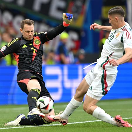 Manuel Neuer (Alemanha) e Roland Sallai (Hungria) em ação durante jogo da Eurocopa Manuel Neuer (Alemanha) e Roland Sallai (Hungria) em ação durante jogo da Eurocopa