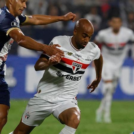 Lucas conduz a bola em vitória do São Paulo sobre o Alianza Lima Lucas conduz a bola em vitória do São Paulo sobre o Alianza Lima