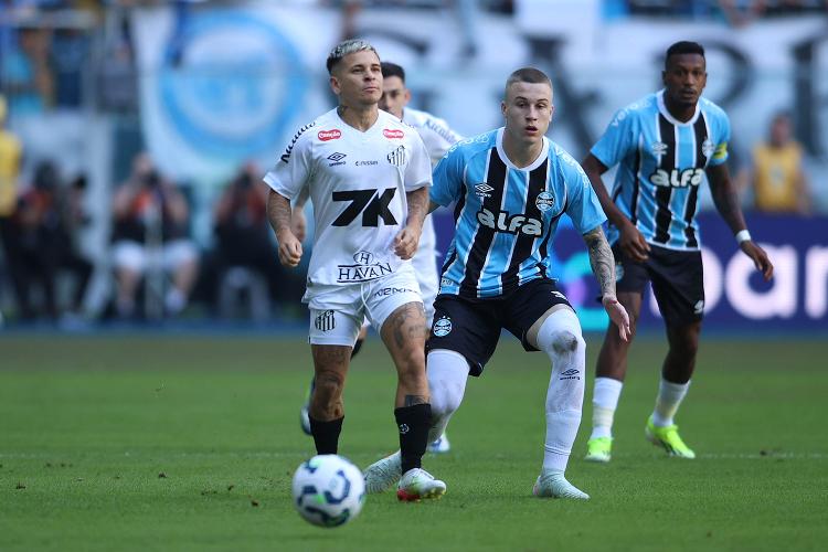 Soteldo em ação durante Grêmio x Santos, duelo do Brasileirão. Soteldo em ação durante Grêmio x Santos, duelo do Brasileirão.