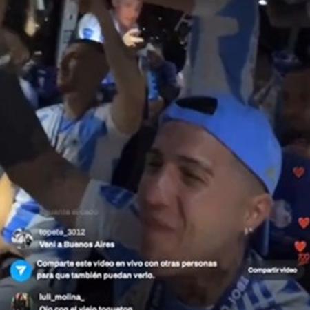 Enzo Fernández gravou vídeo de jogadores argentinos cantando música racista e transfóbica após título da Copa América Enzo Fernández gravou vídeo de jogadores argentinos cantando música racista e transfóbica após título da Copa América