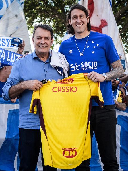 Pedro Lourenço e Cássio posam com camisa do Cruzeiro em chegada ao CT Toca da Raposa Pedro Lourenço e Cássio posam com camisa do Cruzeiro em chegada ao CT Toca da Raposa