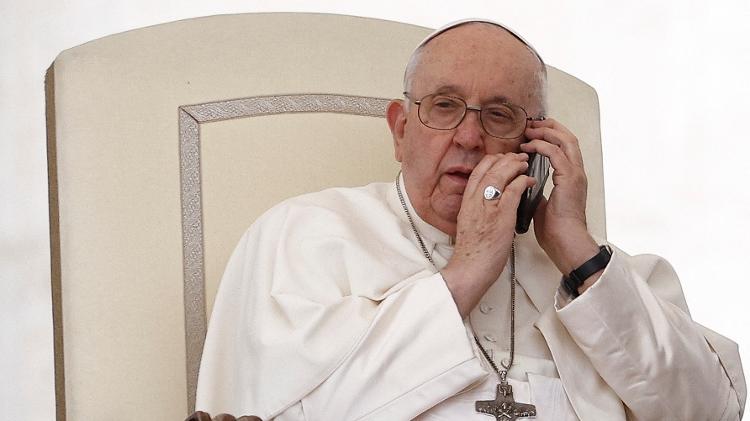 Papa Francisco fala ao telefone e interrompe audiência na Praça São Pedro Papa Francisco fala ao telefone e interrompe audiência na Praça São Pedro
