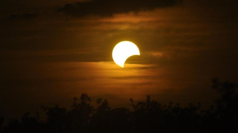 Eclipse solar parcial acontece no sábado (29) a partir de 05h 50min 34s Eclipse solar parcial acontece no sábado (29) a partir de 05h 50min 34s