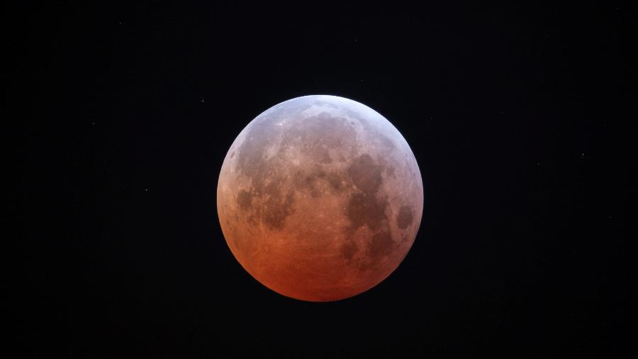 Eclipse lunar é visto na cidade de Hopkins, no estado da Carolina do Sul, nos EUA Eclipse lunar é visto na cidade de Hopkins, no estado da Carolina do Sul, nos EUA