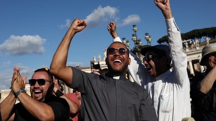 Publico comemora a escolha do novo papa em frente à Basílica Publico comemora a escolha do novo papa em frente à Basílica