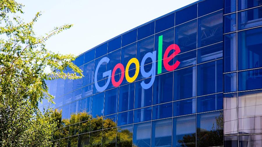Logo do Google no topo do prédio-sede da empresa,em Mountain View, na Califórnia Logo do Google no topo do prédio-sede da empresa,em Mountain View, na Califórnia