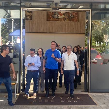 Bolsonaro deixa hospital depois de fazer exames no dia seguinte a mal-estar durante viagem a Goiás Bolsonaro deixa hospital depois de fazer exames no dia seguinte a mal-estar durante viagem a Goiás