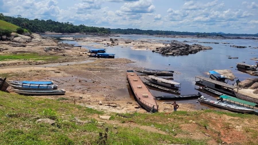 Seca em São Gabriel da Cachoeira dificultou entrada de barcos na cidade Seca em São Gabriel da Cachoeira dificultou entrada de barcos na cidade