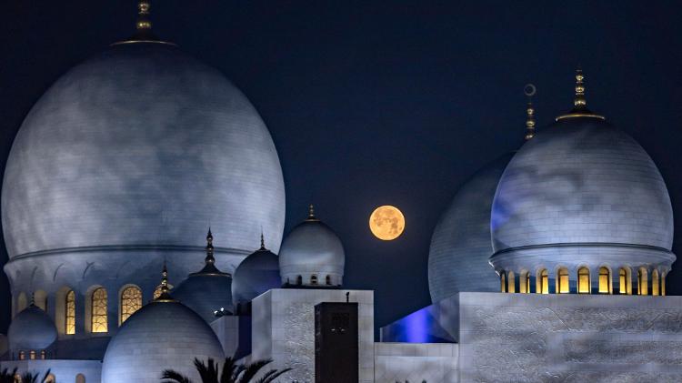 Imagem da Lua de Sangue entre as torres da mesquita Sheikh Zayed, em Abu Dhabi Imagem da Lua de Sangue entre as torres da mesquita Sheikh Zayed, em Abu Dhabi