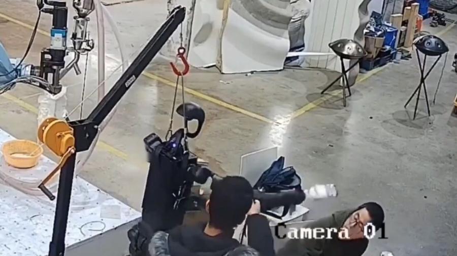 Robô atacou engenheiros Robô atacou engenheiros