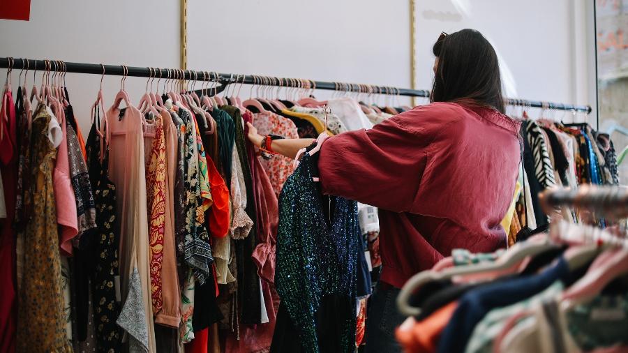 Mulher comprando roupas brechó de Los Angeles, Califórnia Mulher comprando roupas brechó de Los Angeles, Califórnia