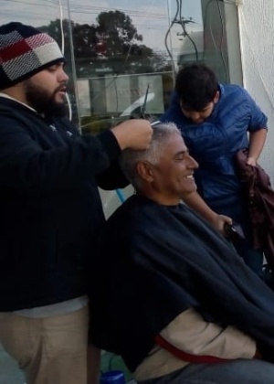 Caminhoneiros fazem a barba de graça durante manifestação em Ponta Grossa (RS) - Reprodução/Facebook